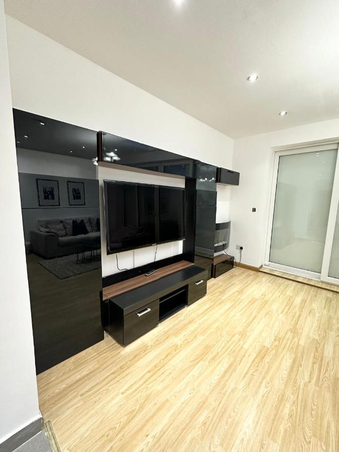 London Charm - Stylish Room In Spacious Home Kültér fotó